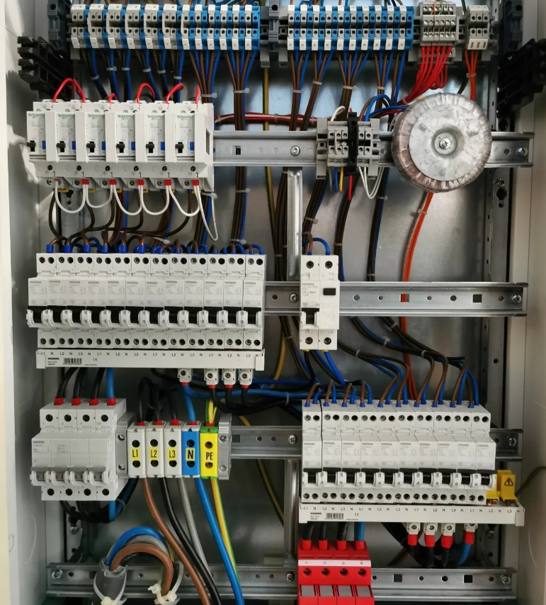 Professionele 3-fasen groepenkast installatie en bedrading door erkend elektricien Electro Sweet Almere Amsterdam