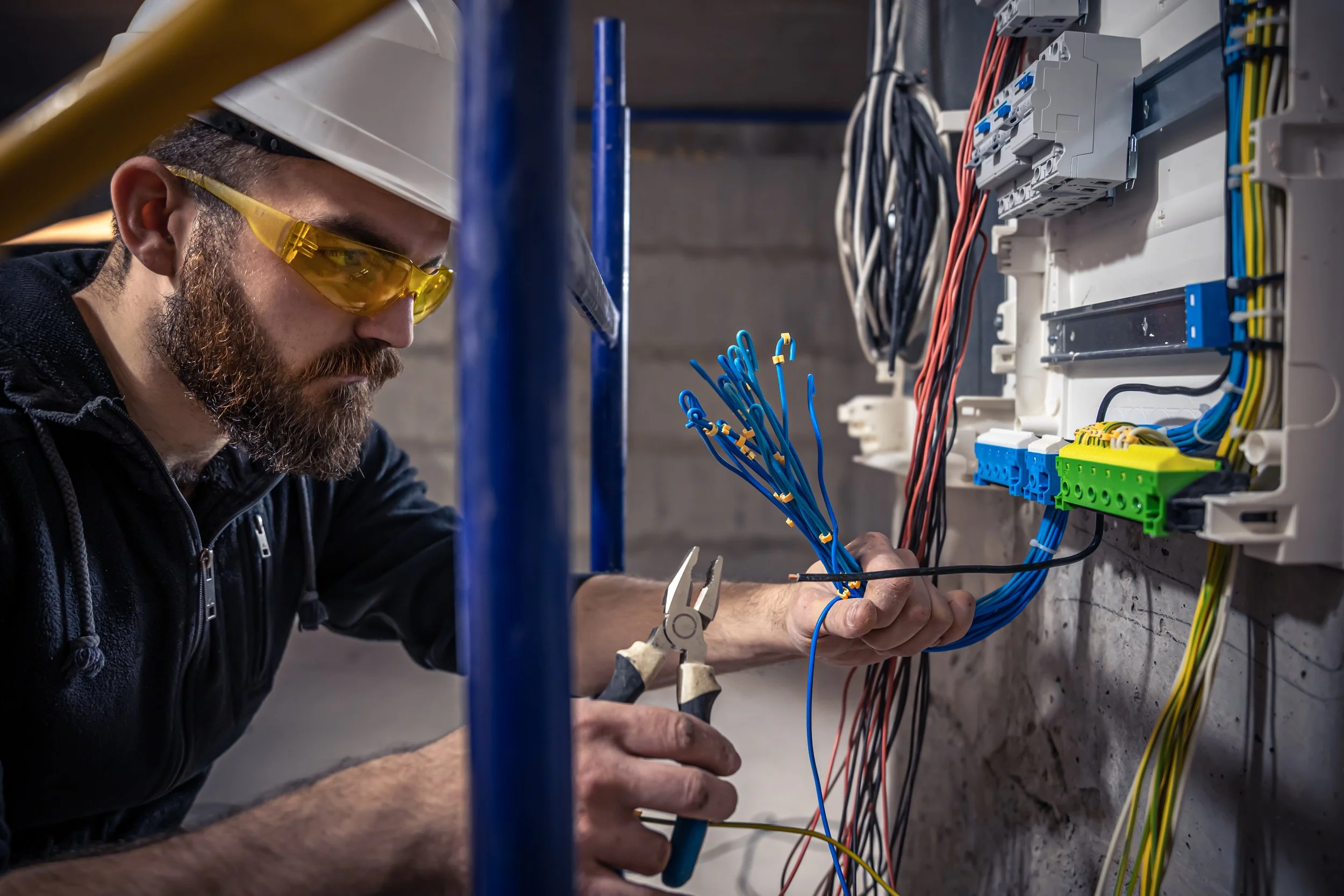 elektricien verhelpt stroomstoring in woning  professionele elektricien repareert meterkast  groepenkast vervangen door erkende elektricien  elektricien legt nieuwe elektrische installatie aan  installatie van stopcontact door elektricien